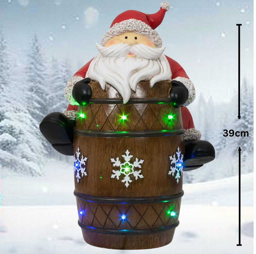 XXL LED Tisch-Deko Weihnachtsmann auf Fass 39cm