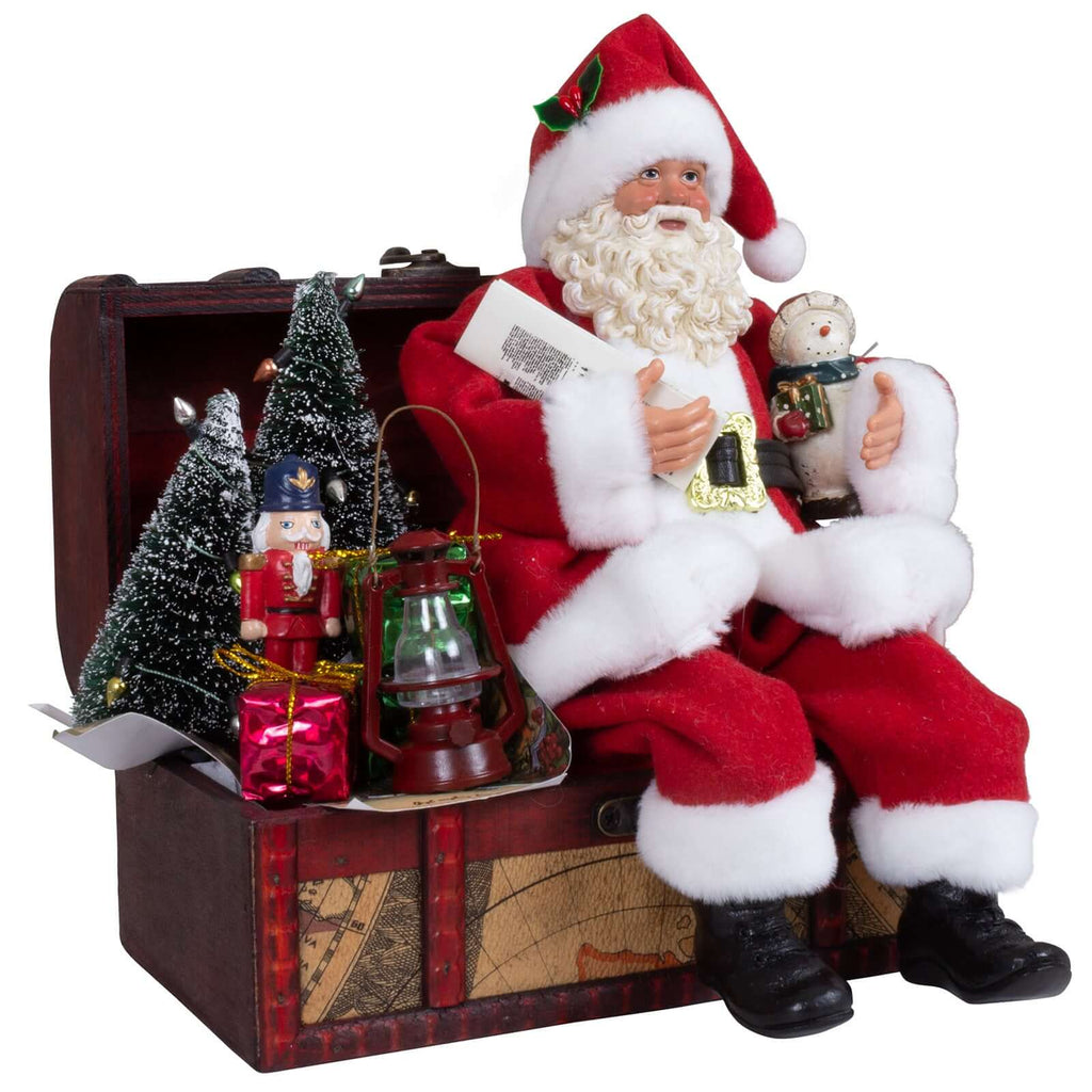 Weihnachtsmann sitzend auf Truhe 28cm